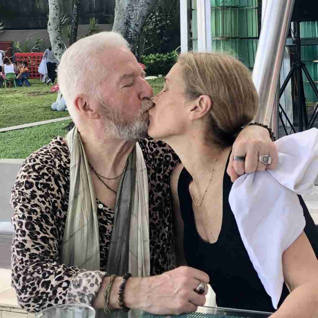 2 people kissing