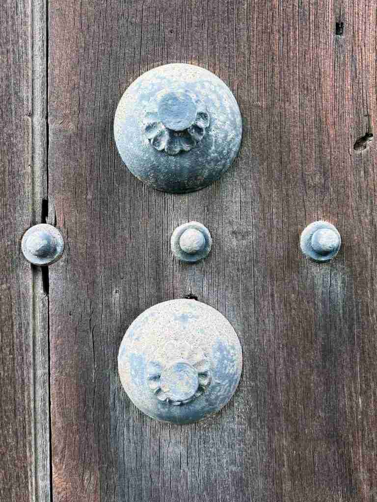 Bronze details on Gate